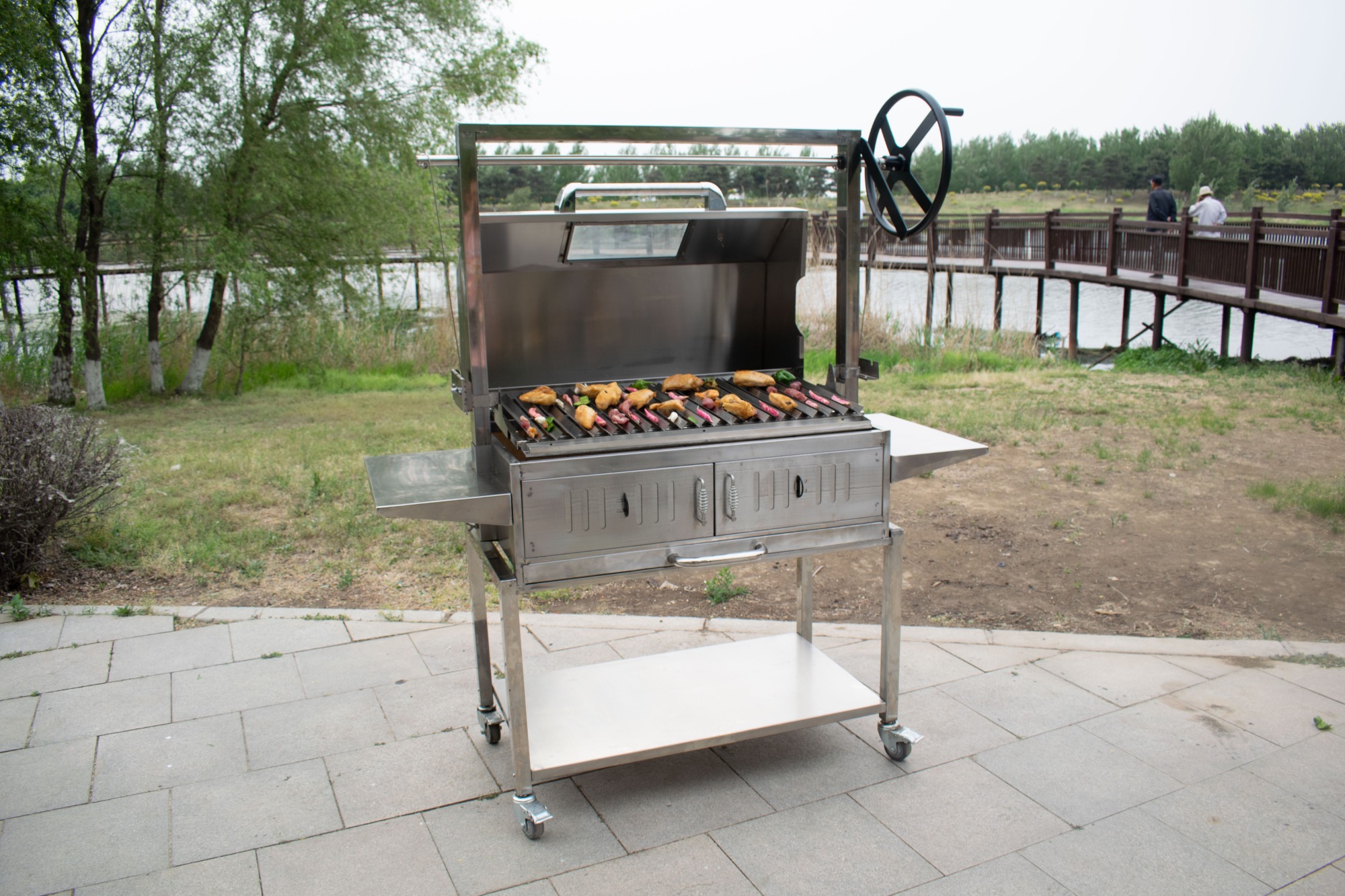 Combination of a smoked grill and a barbecue grill